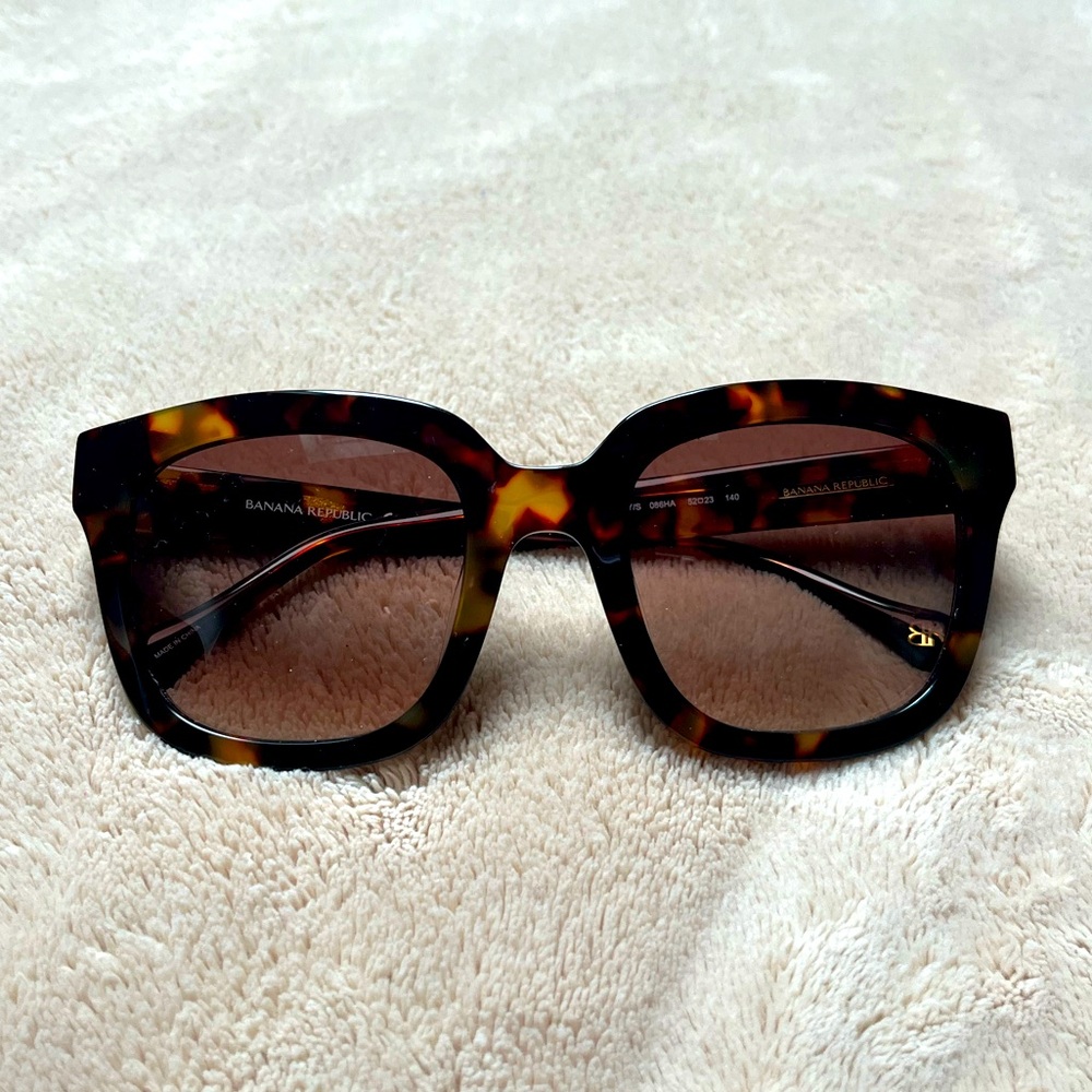 NWOT Banana Republic Chunky Sunnies with Case